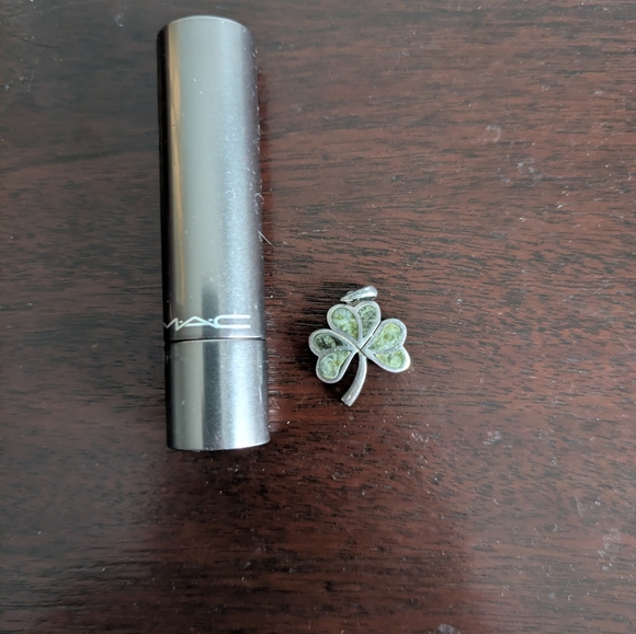 Silver Four-Leaf Clover Pendant with Green Inlay - Picture 4 of 4